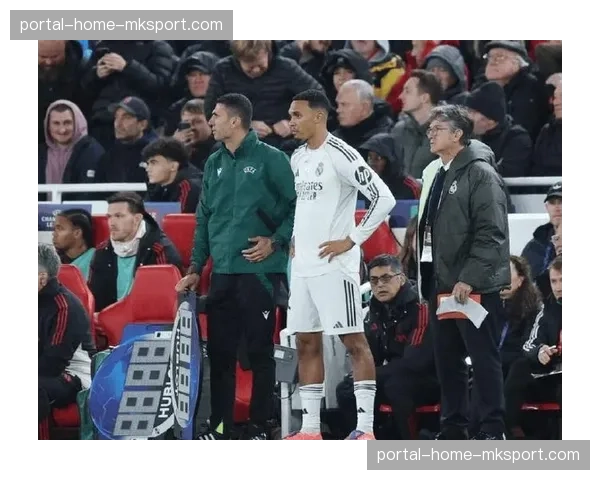 特写镜头:洛里昂老将勒费埃伤愈复出替补登场,接受主场球迷起立鼓掌。 特写镜头:洛里昂老将勒费埃伤愈复出替补登场,接受主场球迷起立鼓掌。