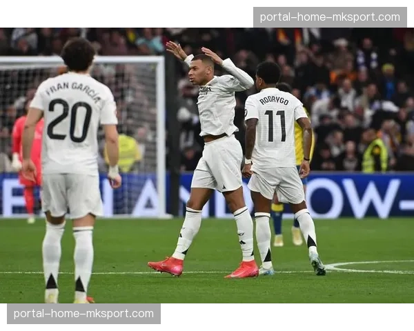 西甲“梦想成真”活动，一名患病小球迷担任皇马对阵塞尔塔的牵手球童